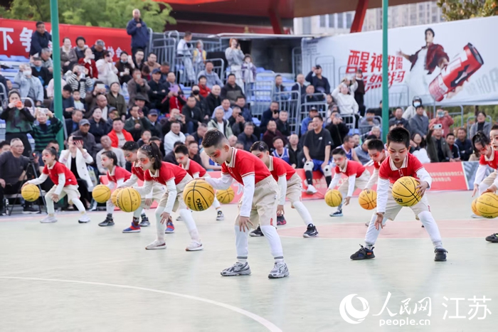 “县BA”比赛间隙，萌娃篮球秀精彩上演。人民网 江楠摄
