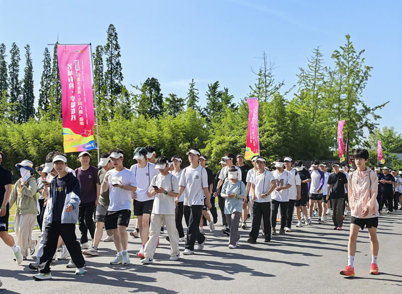 徒步現場。任靜攝