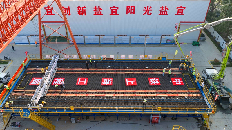 盐宜铁路兴化陈堡制梁场正在进行混凝土浇筑作业。周社根摄