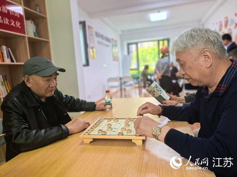 启东开发区港西社区互助养老睦邻点，老人正在下棋。人民网记者 王继亮摄