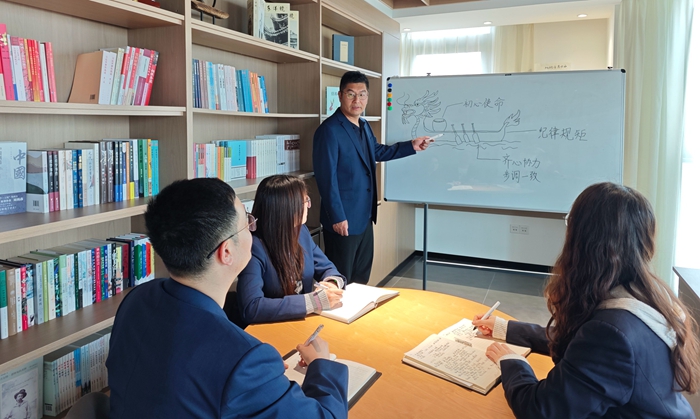 政治导师为青年员工讲解廉洁履职要求。宗颖摄