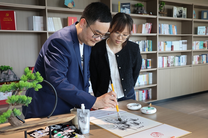 青年理论学习小组成员手绘廉洁主题画作。宗颖摄
