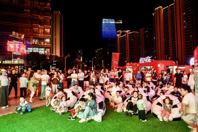 比赛当晚，“第二现场”围满了市民。昆山市融媒体中心供图