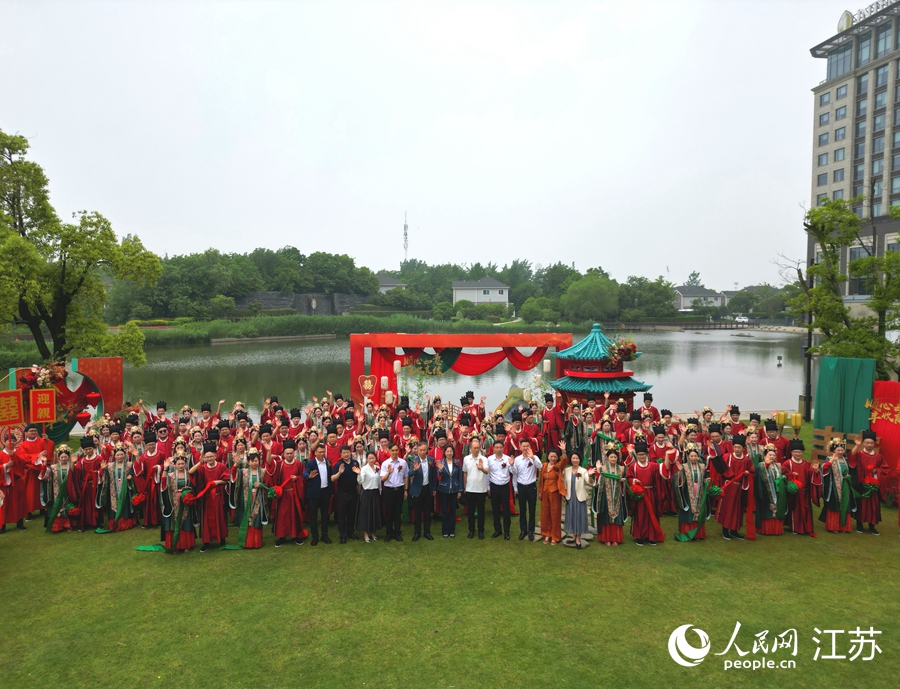 集体婚礼现场。人民网记者 王继亮摄