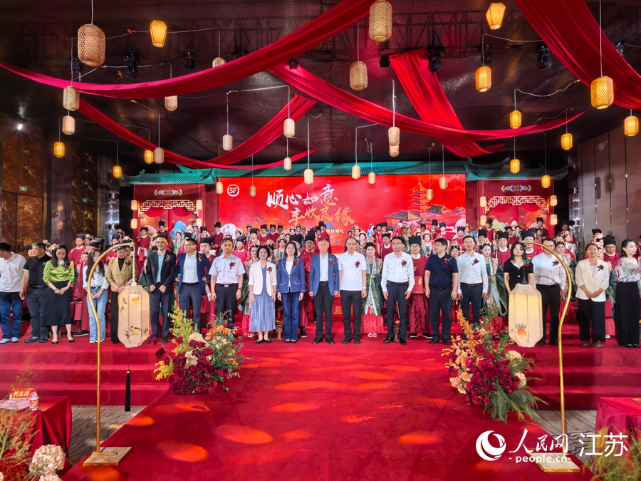 集体婚礼现场。人民网记者 王继亮摄
