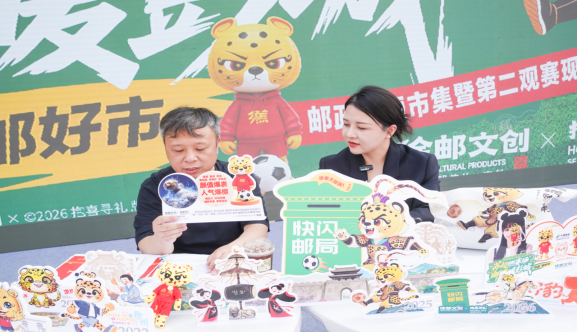 现场展示文创产品。江苏邮政供图