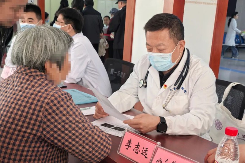 作为江苏省委驻沛县乡村振兴工作队成员单位，南京医科大学第二附属医院专家在沛县中医院开展义诊。 受访者供图