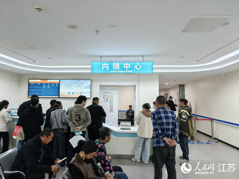 沛县人民医院消化科内镜中心，人们排队做检查。人民网记者 鞠峰摄