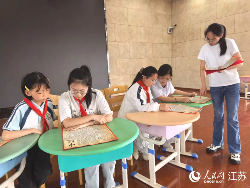 东社学校老师刘炜丹课余时间辅导孩子们如何文学创作。人民网记者 王继亮摄