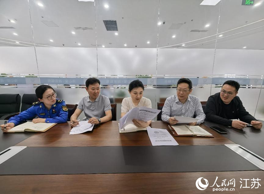 海安市市场监管局、城管局工作人员商议物业整治方案。人民网记者 王继亮摄