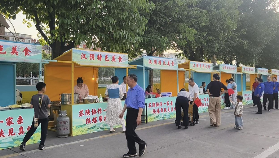 球場外特色市集、農特產品展銷、美食推介同步開展。常州市總工會供圖