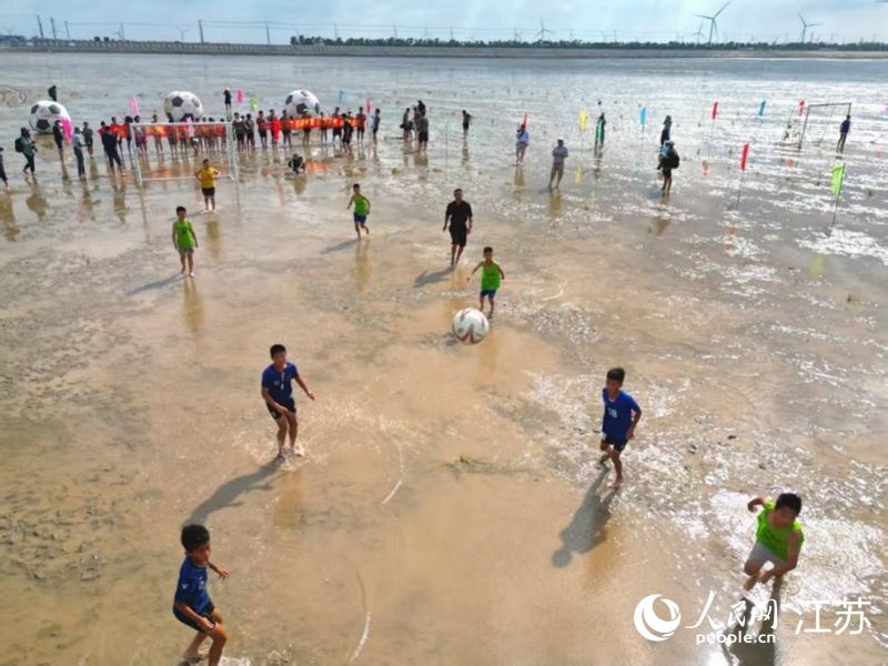 在如東“海上迪斯科”舉行的青少年沙灘足球賽。人民網記者 王繼亮攝