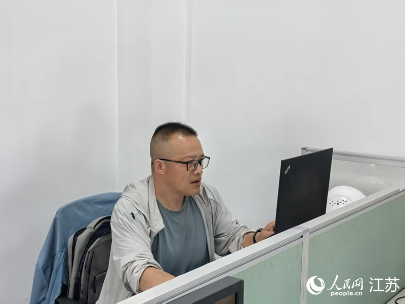 戴鹏程在办公室审批工作流程 。人民网 崔小倩摄