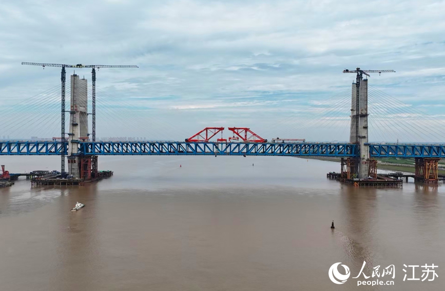 崇启公铁长江大桥主桥合龙现场。人民网记者 王继亮摄