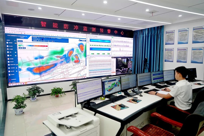 智能防冲监测预警中心。徐矿集团供图