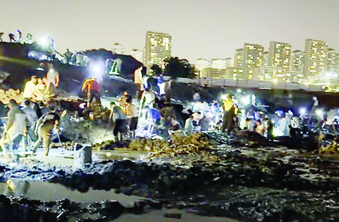 附近居民在工地上“尋寶”