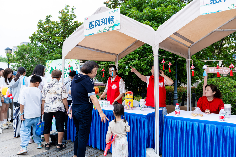市民逛“芙蓉集”。无锡惠山玉祁街道供图