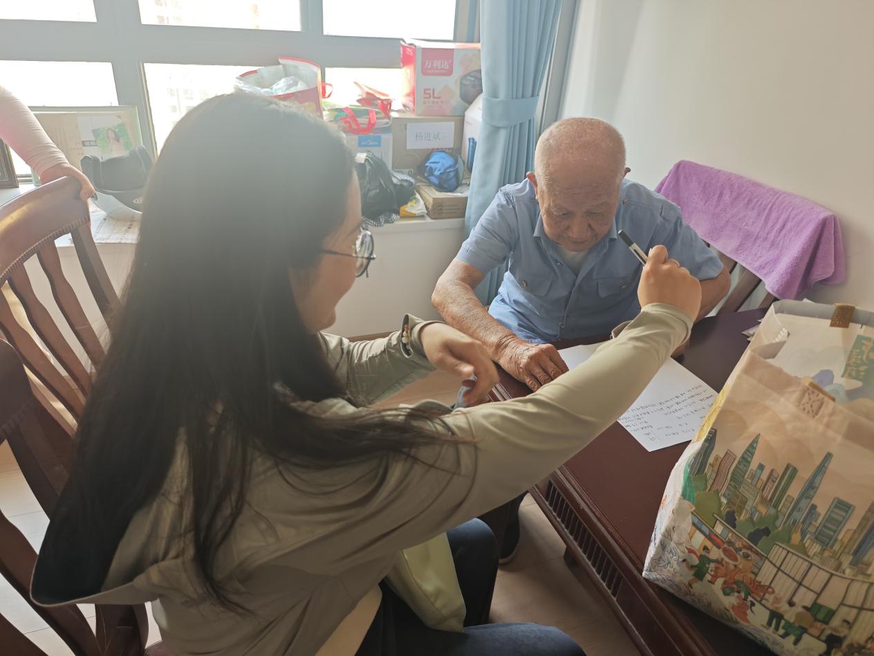 古雄街道工作人员为居民上门办理退休待遇领取手续。受访对象供图