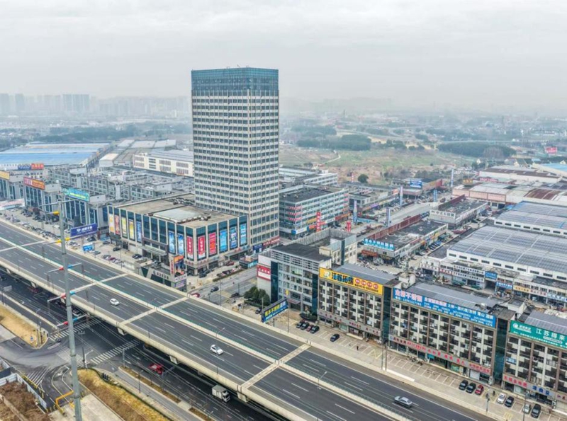 航拍综合整治后的东方钢材城。锡山区东北塘街道供图