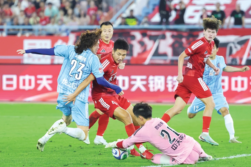 常州队主场2比1战胜盐城队,终结盐城队五连胜 蒋文超 摄