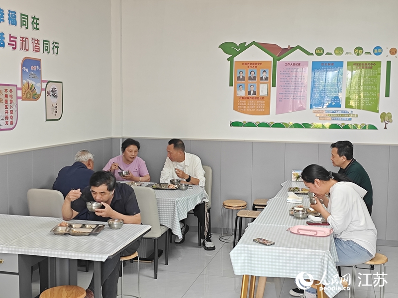 海州湾社区“幸福湾食堂”内，居民们正在用餐。人民网 李欣阳摄