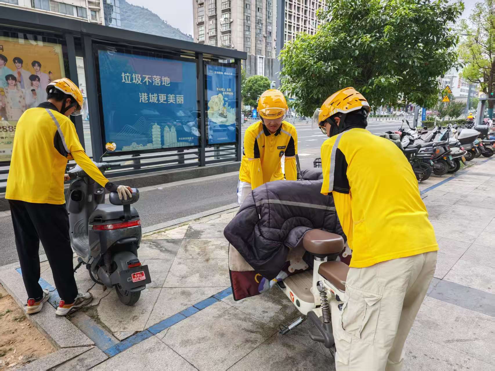 “墟要您·星火志愿服务队”成员进行志愿服务。东园社区供图