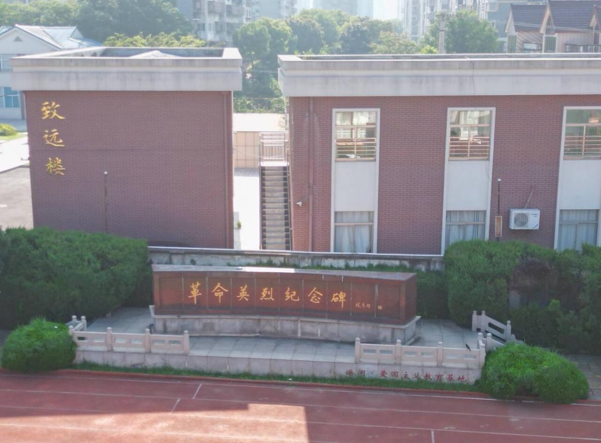 位于鹤涛小学的革命英烈纪念碑。人民网记者 王继亮摄