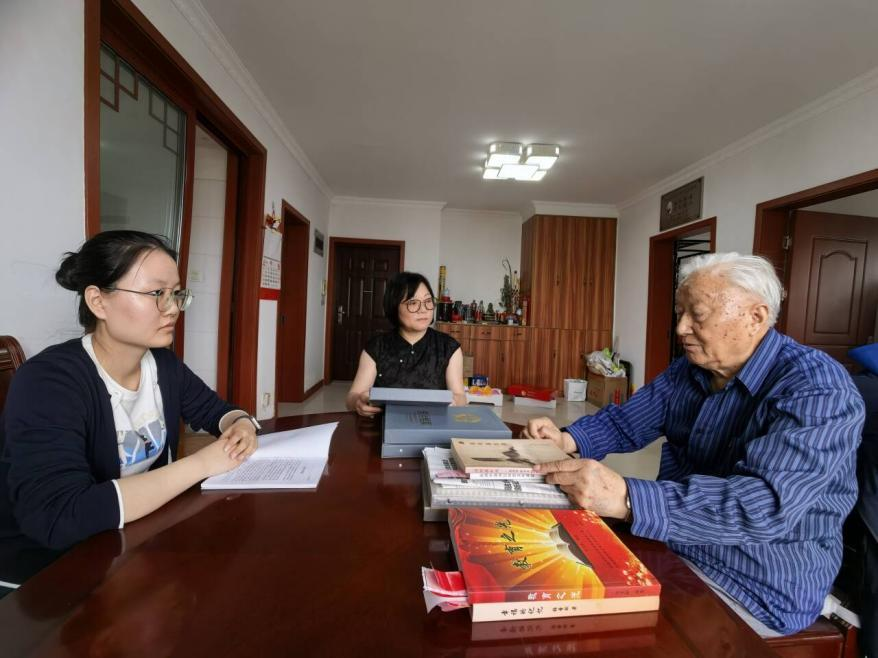 退休教师张圣嗣在讲述烈士革命事迹。人民网记者 王继亮摄