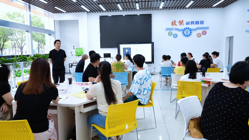 技能夜校授课现场。靖江市委宣传部供图