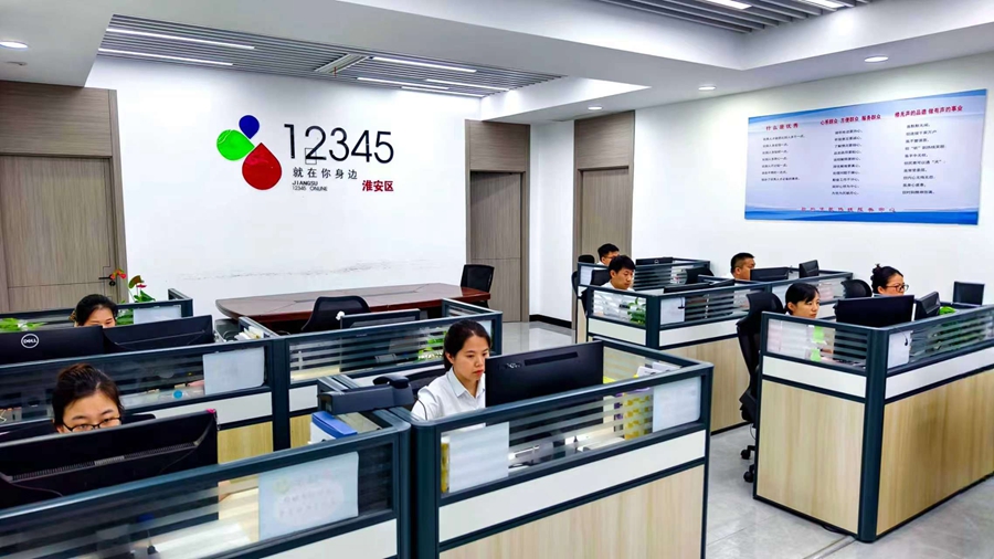 12345平台工作人员正在办件。朱延东摄