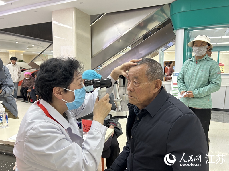 江苏银发医疗专家援青义诊活动现场。人民网记者 王丹丹摄