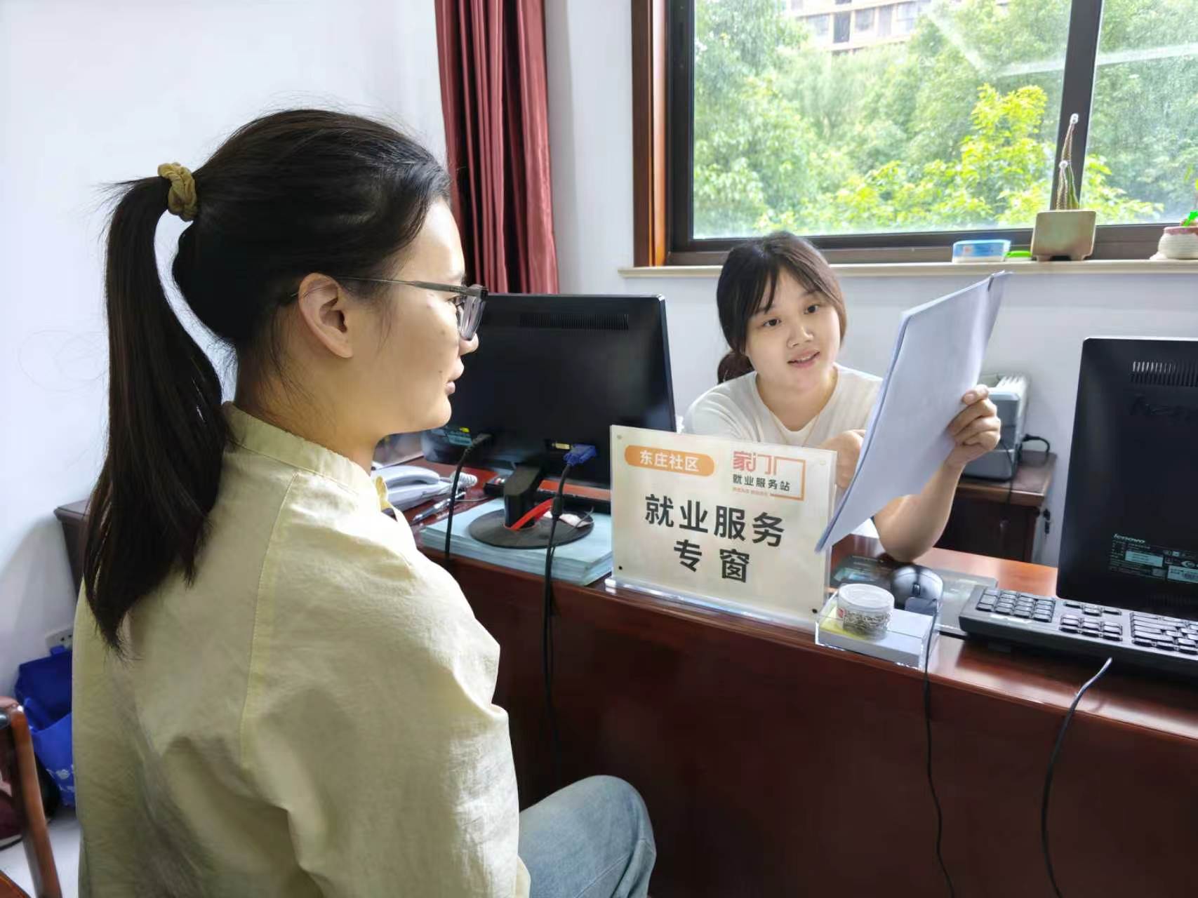 青年求职者在“家门口”就业服务站咨询。张金泉摄