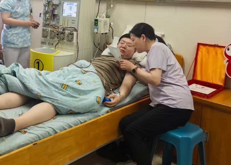 红十字会工作人员转交受捐女孩父母的感谢信。中国人寿江苏省分公司供图