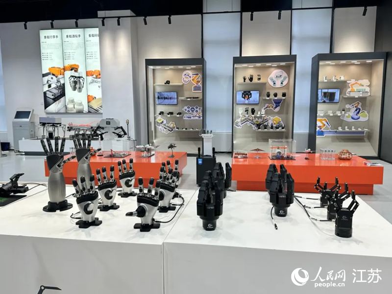 知行机器人科技（苏州）有限公司展厅，灵巧手整齐排列。人民网 王纯摄