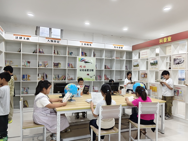 孩子们在农家书屋阅读。