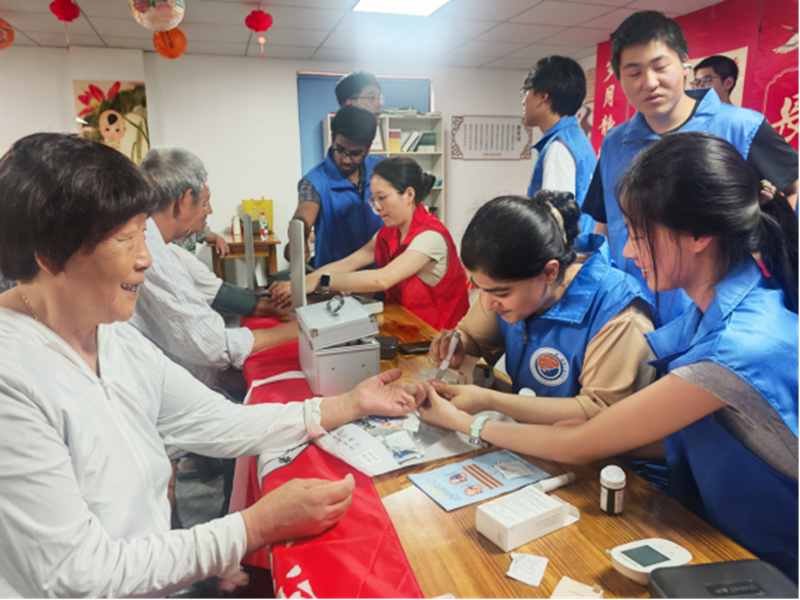 免费为老人测量血糖     幸福街道供图