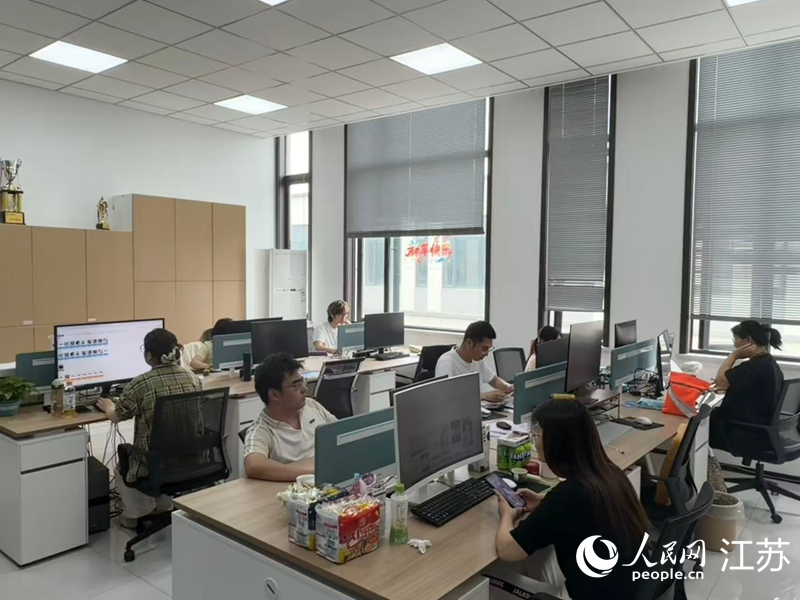 江苏筋斗云供应链管理有限公司工作人员使用ERP系统追踪订单。人民网 任晓燃摄