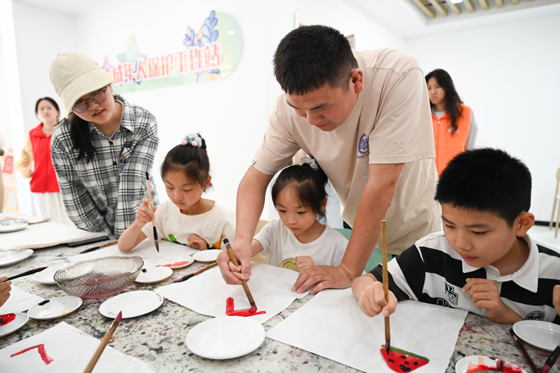 老师指导青少年学习国画技法。清江浦区委宣传部供图