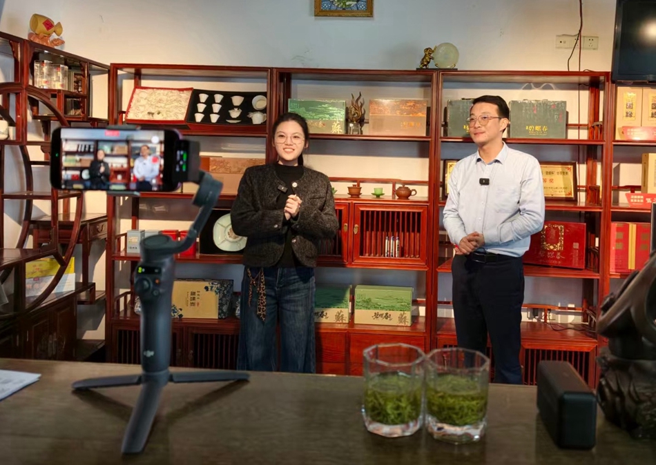 客户经理梁怡文（左一）正在开展碧螺春助农直播服务。刘坤坤摄