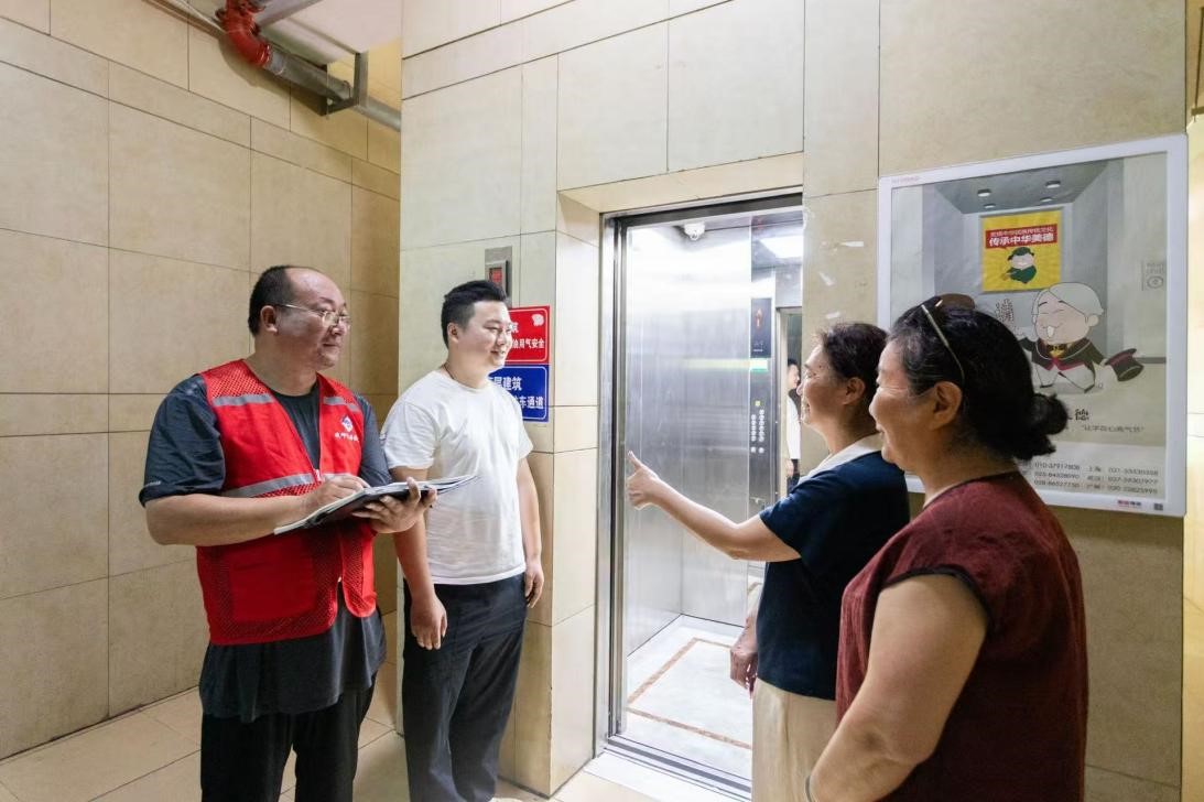 南京市建邺区居民为老旧电梯改造后的乘坐体验点赞。受访者供图