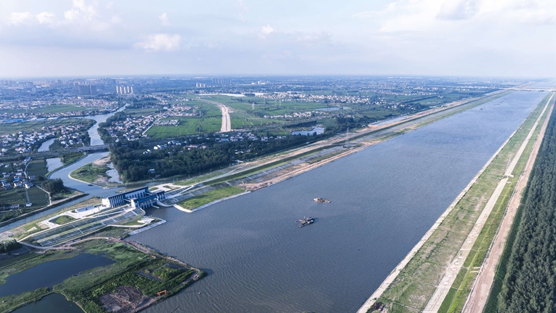 已建成的张家河闸站和河道工程。金昕摄