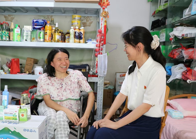 党员志愿服务队为辖区困难零售客户送去防暑物资。查怡婷摄