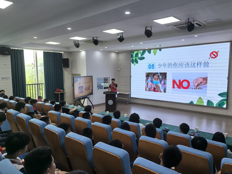 志愿者普法进校园。查怡婷摄