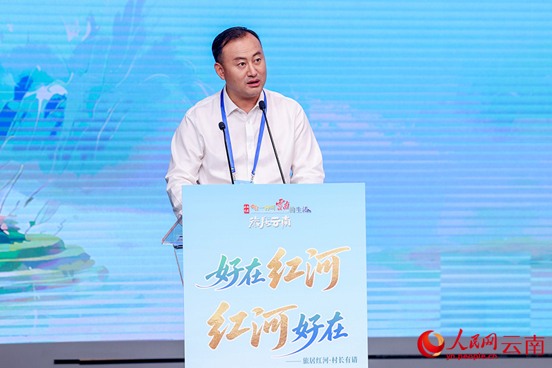 红河州文化和旅游局局长赵伟发布红河文旅AI数字人。人民网记者 虎遵会摄