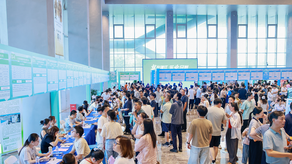 靖江市高校毕业生大型双选会现场。盛义摄