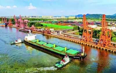 8月1日，“大永鸿”轮靠泊南京港龙潭天辰码头。段仁虎摄