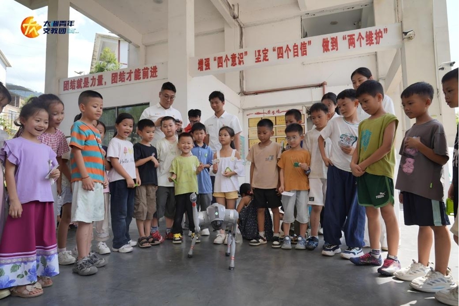 支教队员与孩子们互动。无锡太湖学院团委供图
