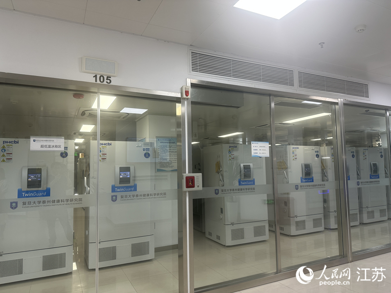 复旦泰州研究院样本库超低温冰箱区。人民网 赵登岩摄