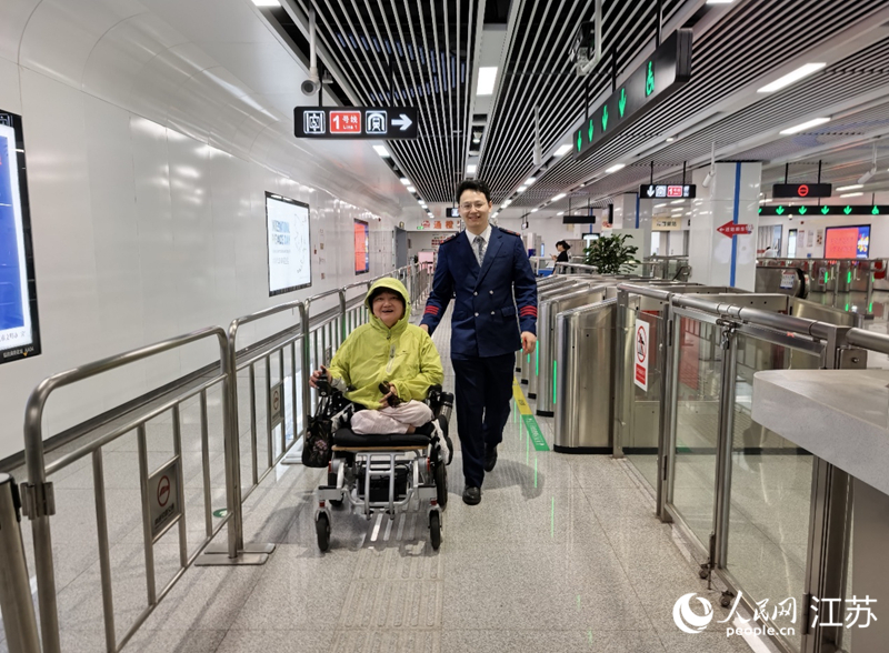 印苏馨（右）与周小珍。人民网记者王继亮摄