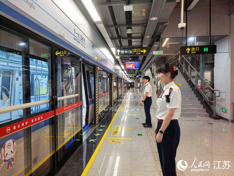 工作中的王佳（女）与陆道。人民网记者 王继亮摄